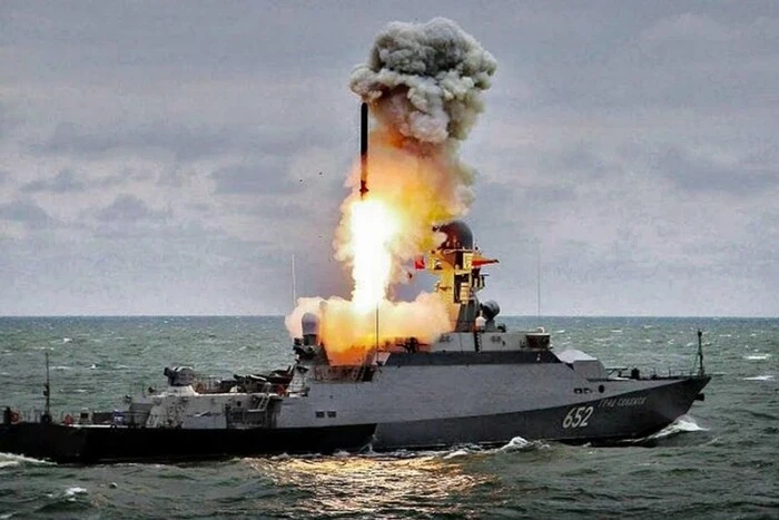 РФ у другий день путінського перемир’я вивела у Чорне море три ракетоносії