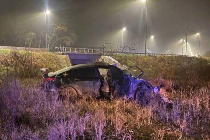 Смертельна ДТП на Бучанщині: водій KIA вилетів у кювет, протаранивши зупинку (фото)