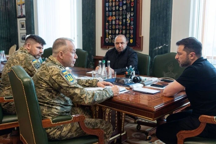 «Тактика ворога залишається старою». Президент заслухав доповідь Сирського про ситуацію на фронті