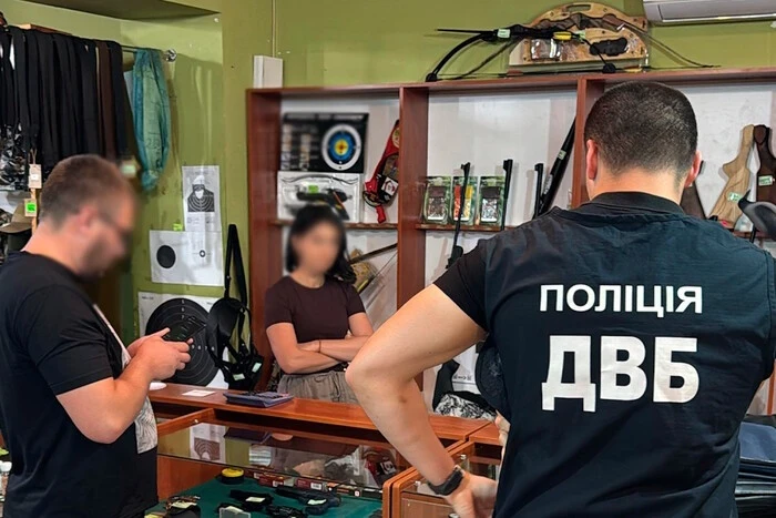 На Прикарпатті власниця мисливських магазинів торгувала дозволами на зброю