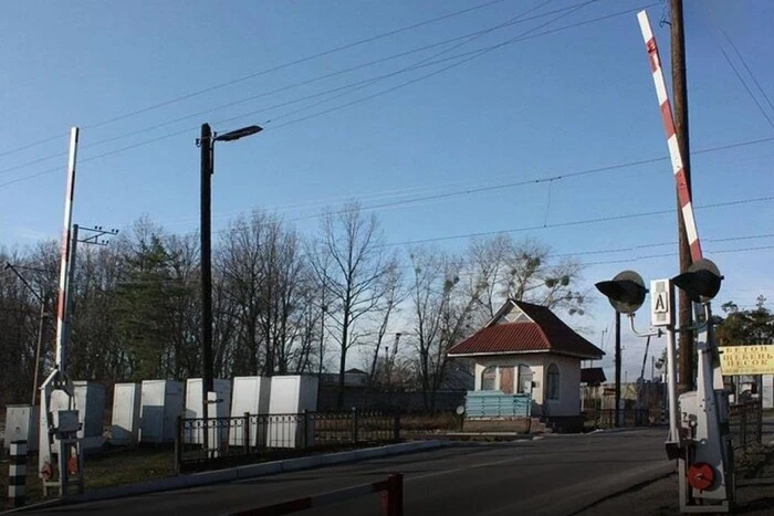 В Бучі перекрито залізничний переїзд на вулиці Заводській: як об'їхати