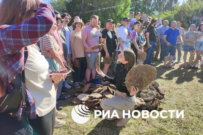 У Пермському краї відбулися змагання: росіяни кидались коров'ячим гноєм