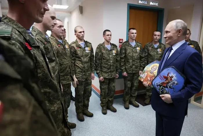 Путін приїхав з іконами до фейкових військових (фото, відео)