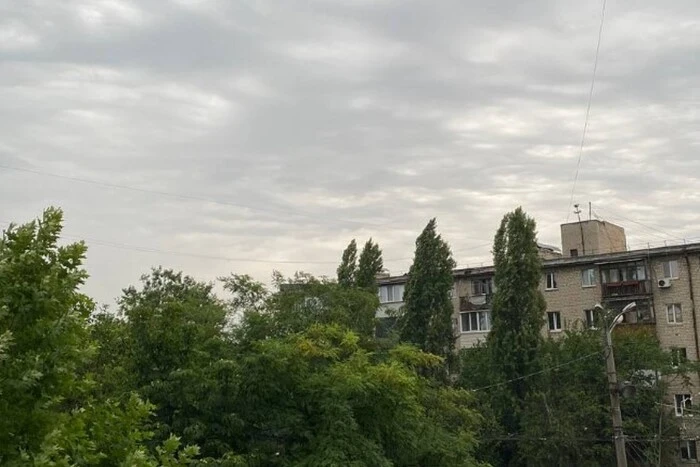 У Дніпрі після атаки дронів мешканці скаржаться на різкий запах в повітрі: пояснення фахівців