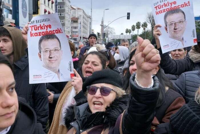 Затримання мера Стамбула: у Туреччині тривають масові протести