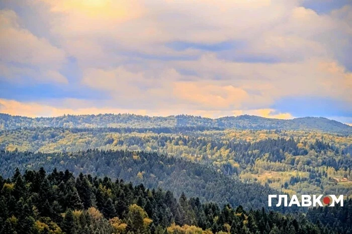 В Україні хмарно з проясненнями, місцями дощитиме: погода на 12 жовтня 2025