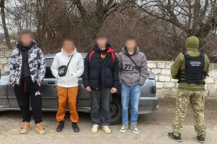 Допомагали ухилянтам втекти: ДБР повідомило, скільки посадовців вдалося затримати торік