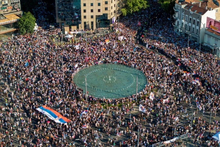 У Сербії спалахнули масові акції протесту проти влади Вучича
