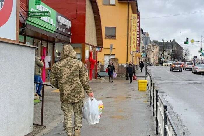 На Львівщині суд покарав чоловіка, який прогулювався вулицею у військовій формі