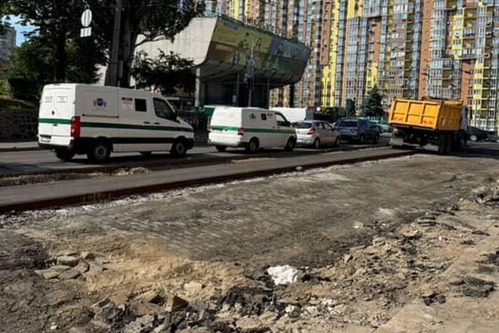 Під шаром асфальту на Лук'янівці виявлено бруківку початку 20 століття (фото)
