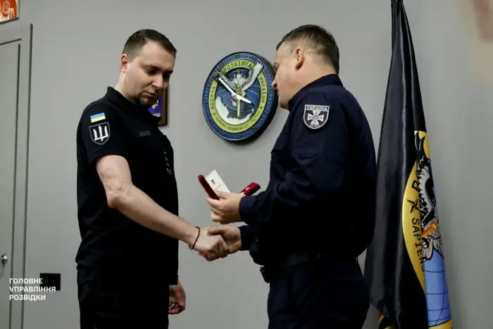 Буданов отримав нагороду та подарунок від ДСНС за унікальну рятувальну операцію в Києві