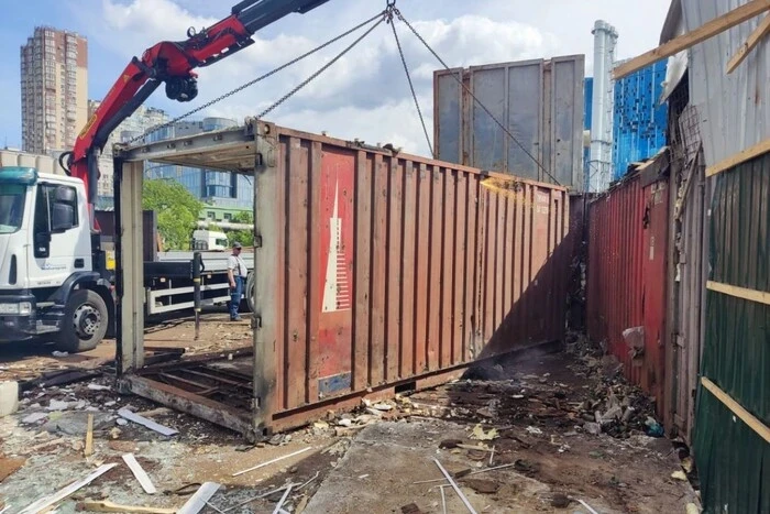 На Вокзальній відбувається масштабний демонтаж МАФів та павільйонів (фото, відео)