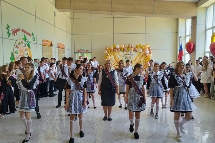 Останній дзвоник на окупованих територіях. Ворог прямо на лінійці агітує молодь йти до війська