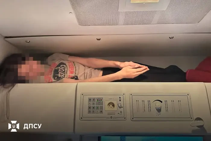 Чоловік вигадав незвичний спосіб перетину кордону за допомогою ковдри (фото)