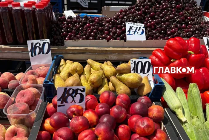 Скільки коштує полуниця, черешня, абрикоси. Огляд цін