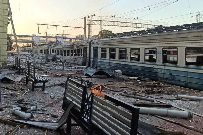 Очільник «Укрзалізниці» пояснив, навіщо РФ бʼє по потягах та електропідстанціях
