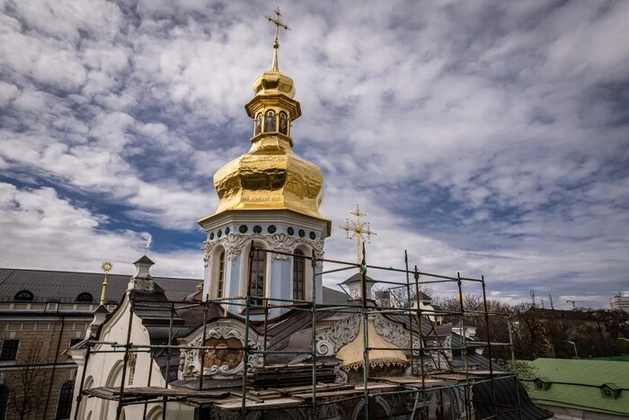Над Троїцькою церквою Києво-Печерської лаври засяяв оновлений хрест