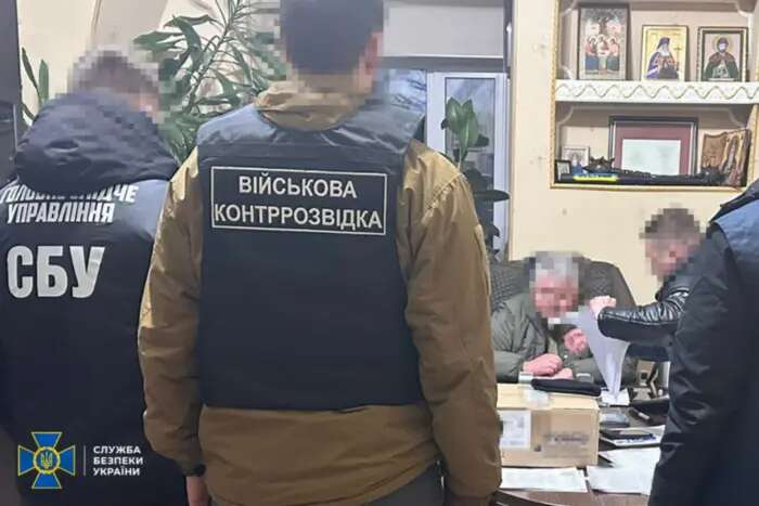 СБУ затримала головного психіатра ЗСУ, який за час війни розбагатів на понад $1 млн