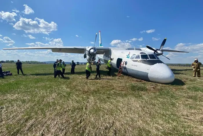 Ан-24 викотився зі смуги в Іркутській області: шасі не витримало посадки