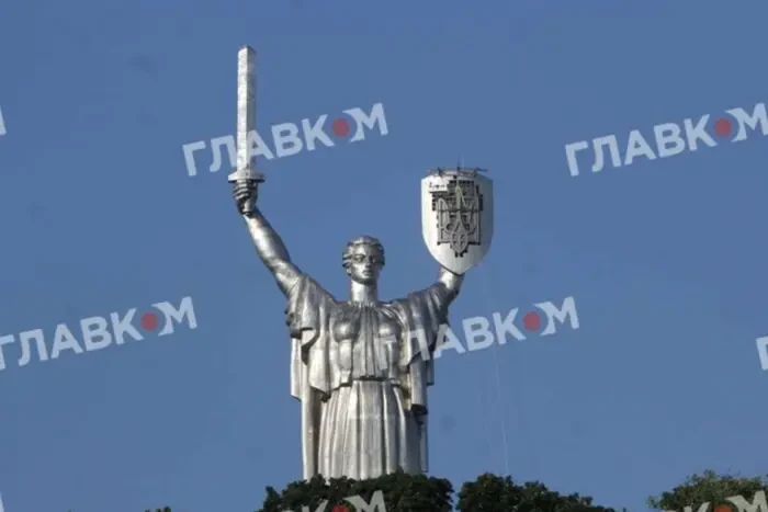 Підйом на постамент «Батьківщина-мати». Музей Другої світової пропонує дарувати новонародженим киянам сертифікати