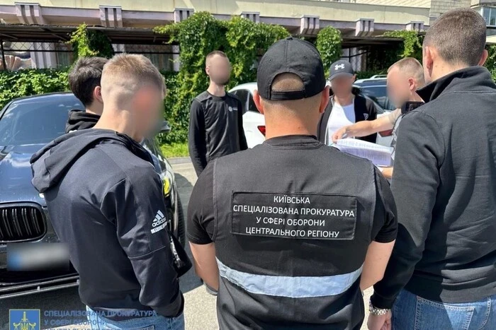 Київ: посадовці ТЦК отримували хабарі від ухилянтів, ділок розробив хитру схему