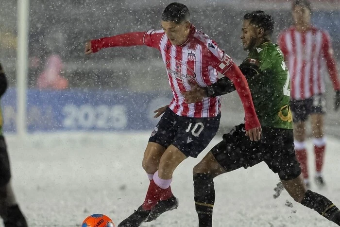 Голкіпер прибирав сніг лопатою. Хуртовина внесла корективи у фінал чемпіонату Канади з футболу