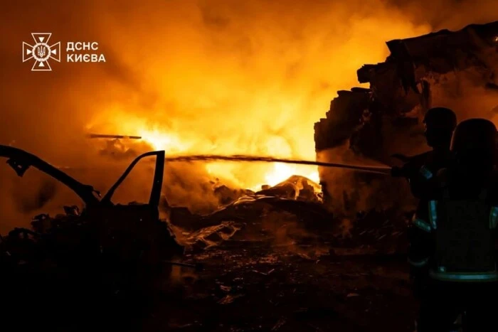 Внаслідок нічної атаки ворога на столицю постраждали троє людей