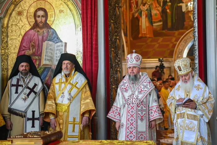 Митрополит Епіфаній з представником патріарха Варфоломія провів службу в Лаврі (фото)
