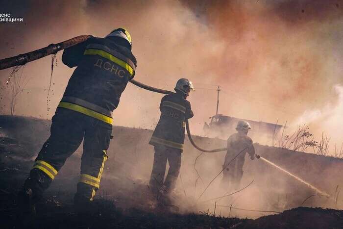 На Київщині вогнеборці врятували від пожежі ціле село (фото)