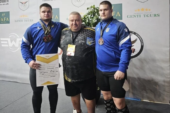Чиняков здобув три золоті нагороди чемпіонату Європи з важкої атлетики серед юніорів