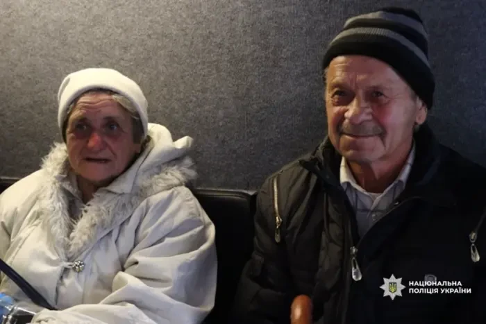 16 км босоніж та без їжі. «Білі янголи» евакуювали літнє подружжя, яке тікало з-під обстрілів