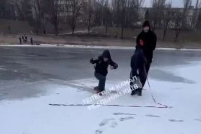 На столичній Русанівці дитина провалилася під кригу (відео)