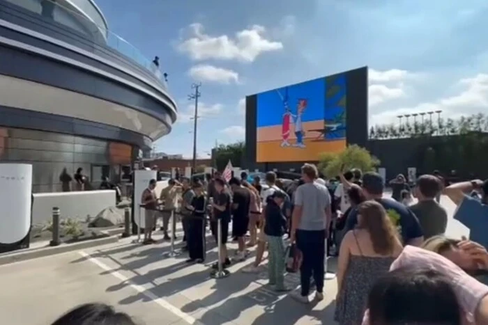 У McDonald's новий конкурент? Маск відкрив кафе Tesla