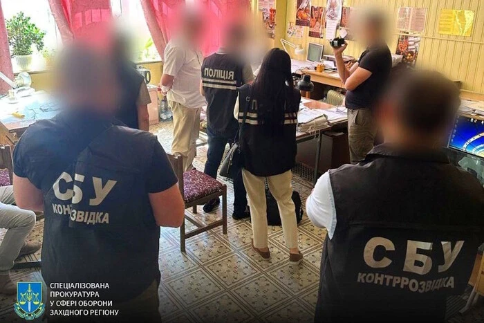 Посадовці оборонного підприємства за хабарі фальсифікували висновки про якість озброєння