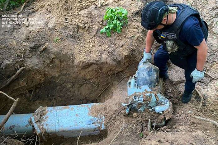 У Голосіївському районі столиці чоловік знайшов частину ракети (фото)