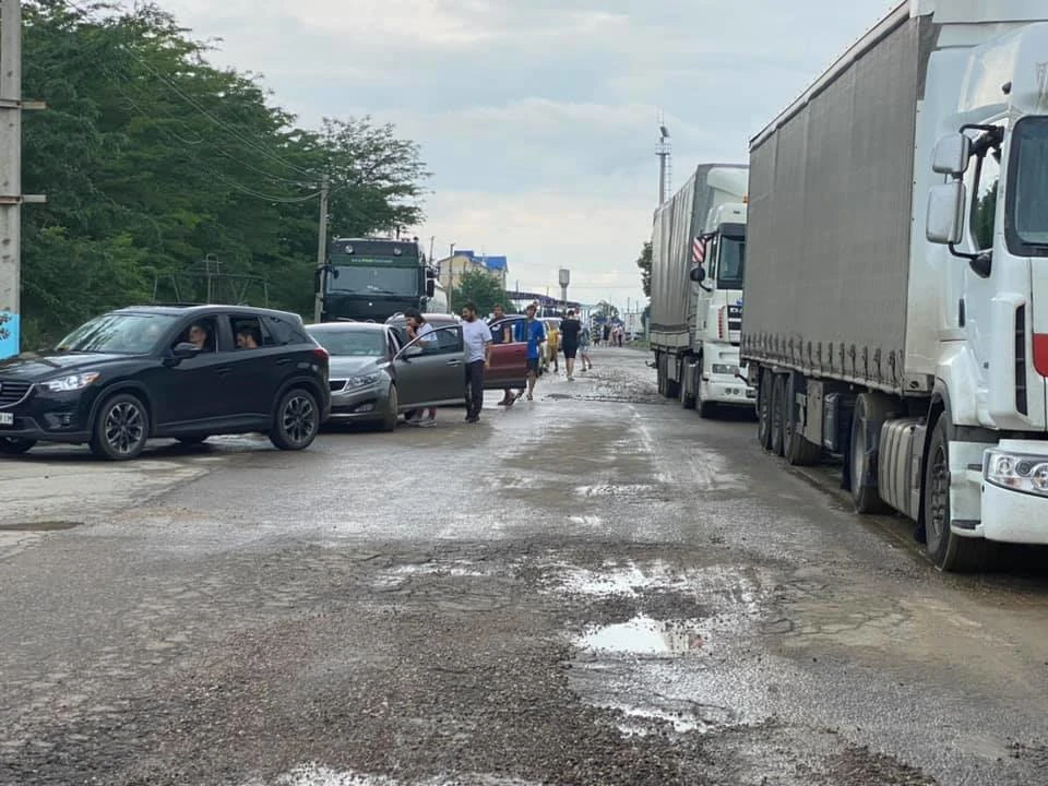 Сотні українських уболівальників застрягли на кордоні