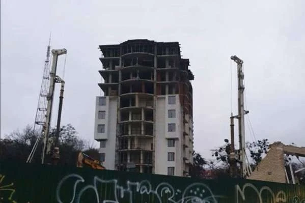Попри заборону продовжується зведення «будинку Білозір» на Подолі