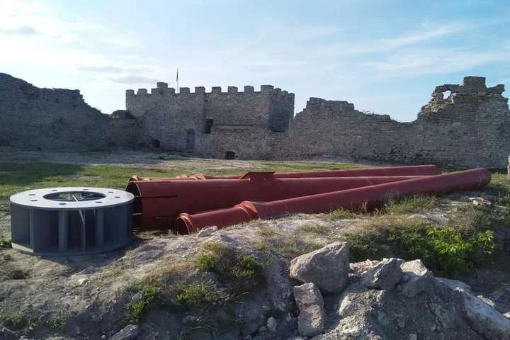 Заради гігантського флагштока на Тернопільщині будівельники почали руйнувати історичну пам’ятку (фото)