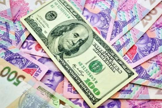 Курс долара в Україні побив річний рекорд