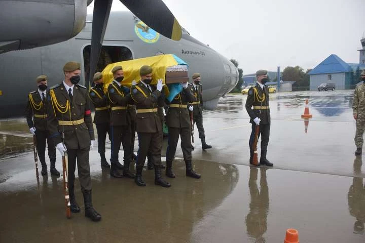 Катастрофа Ан-26: в аеропорту Львова зустріли тіло курсанта Віталія Вільхового