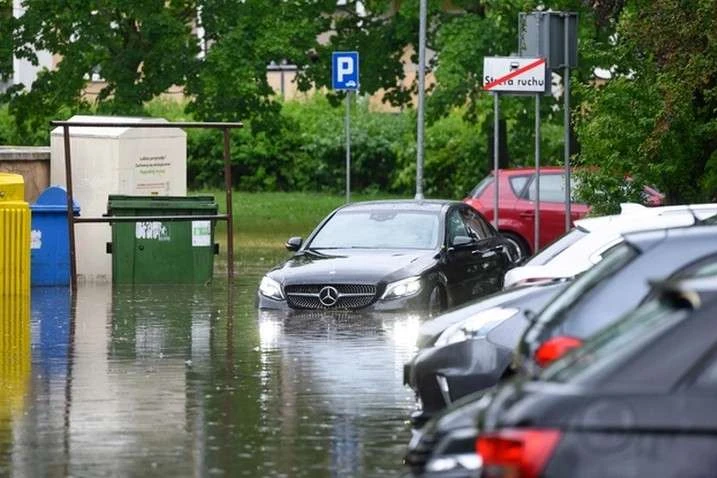 Польщу накрив потужний буревій: негода зривала дахи і затопила вулиці (фото)