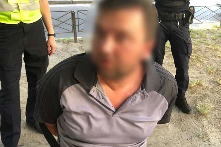 У Києві чоловік зі зброєю погрожував захопити банк (фото)