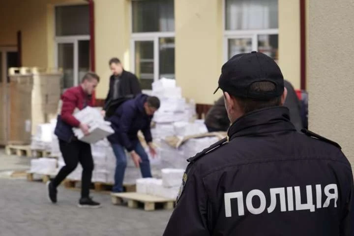 У Мукачеві поліцейський, який охороняв бюлетені, вистрілив собі у голову