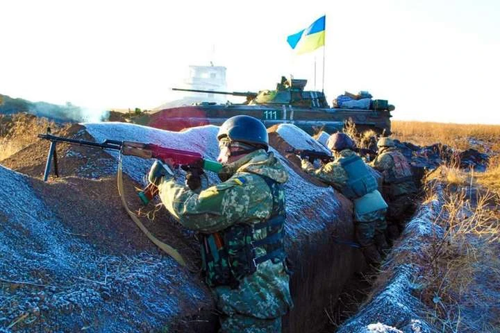 Доба на Донбасі: три ворожі обстріли, одного військового поранено