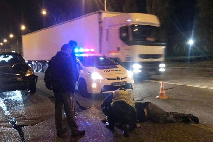 Перебігав Велику Окружну: у Києві пішохід потрапив під колеса авто (фото)