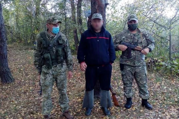 Під час незаконного полювання у зоні ЧАЕС чоловік застрелив лося (фото)