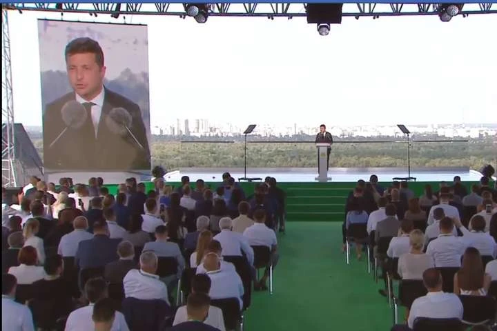 «Розслаблятись зарано». Зеленський виступив на з’їзді «слуг»