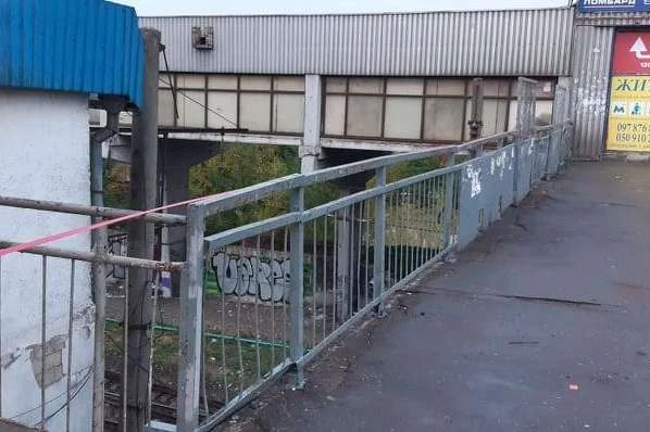 На мосту залізничного вокзалу в Києві обвалились перила (фото)