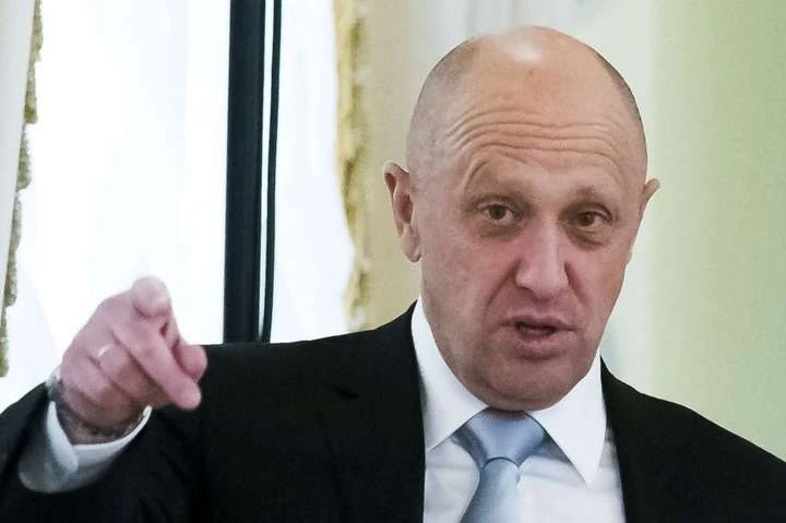 «Кухар Путіна» вимагає 5 млн рублів з соратника Навального