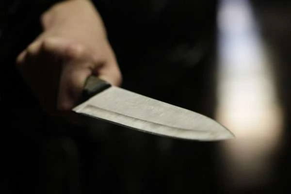 Киянка з двома поплічниками вчинила розбійний напад на квартиру своїх родичів
